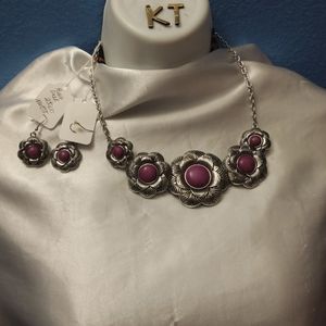 Silvertone  &`Purple  necklace NWOT